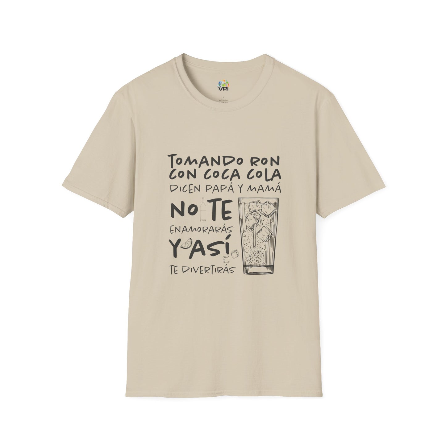 TOMANDO RON CON COCA COLA - Camiseta Unisex Softstyle