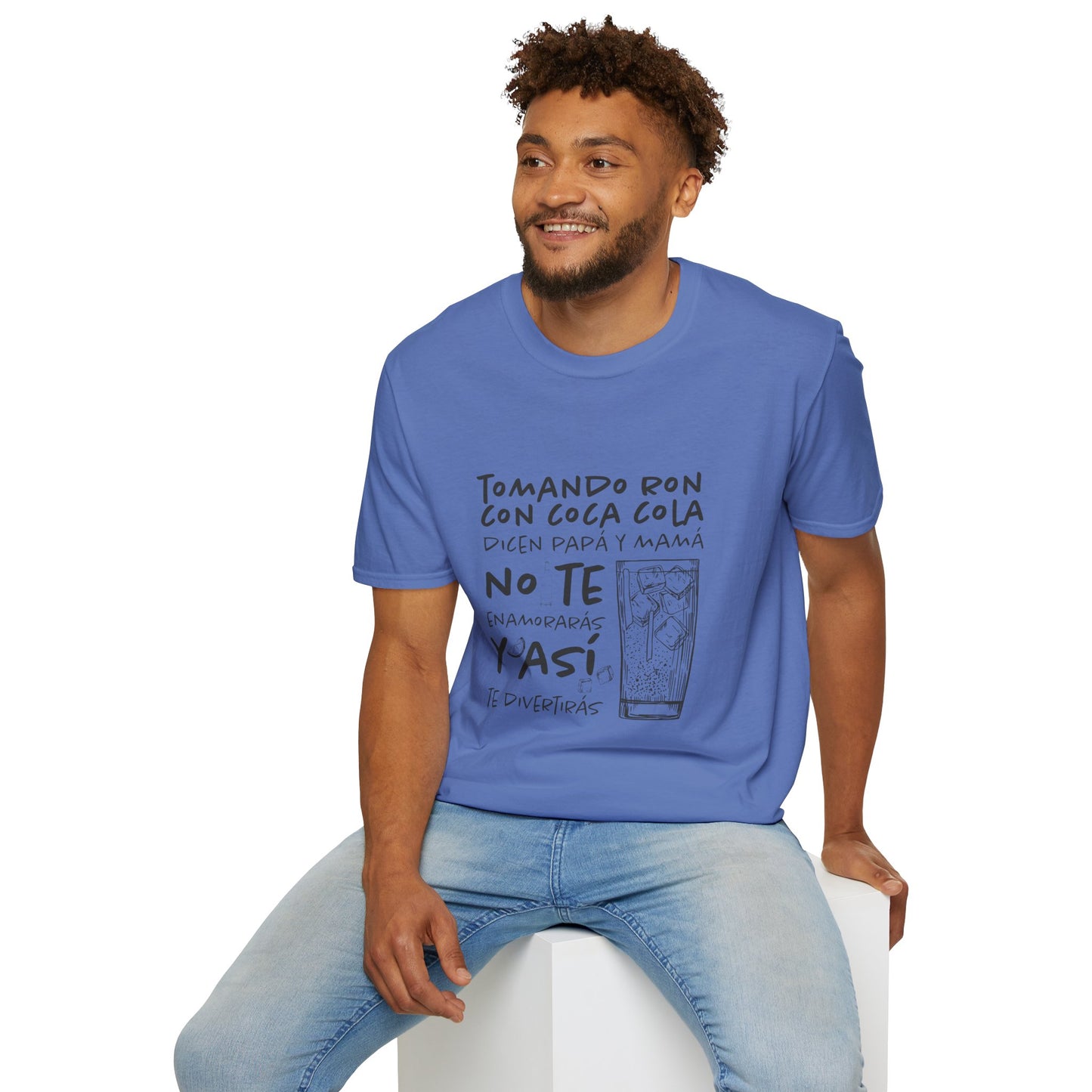 TOMANDO RON CON COCA COLA - Camiseta Unisex Softstyle
