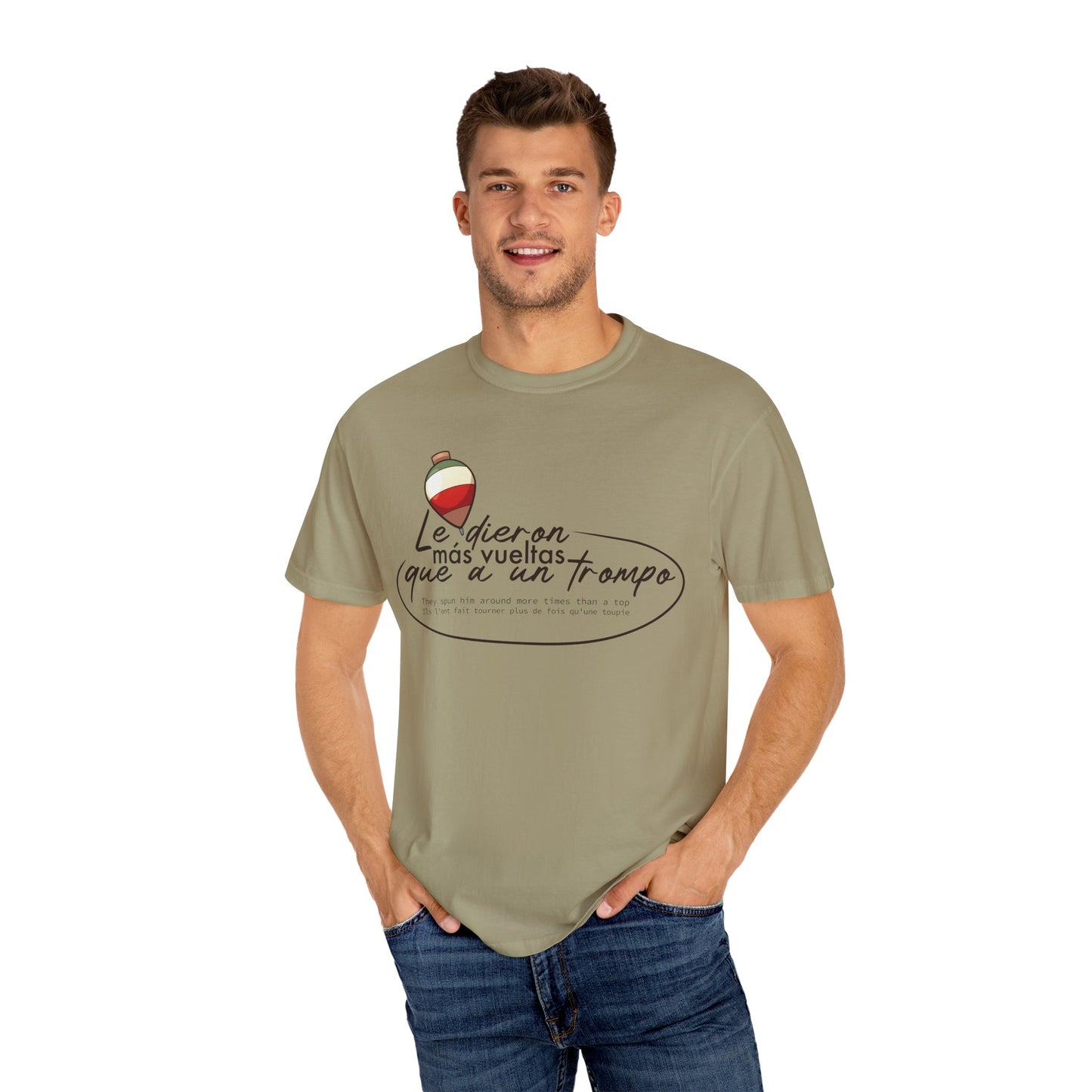 MÁS VUELTAS QUE A UN TROMPO - Camiseta Unisex Softstyle