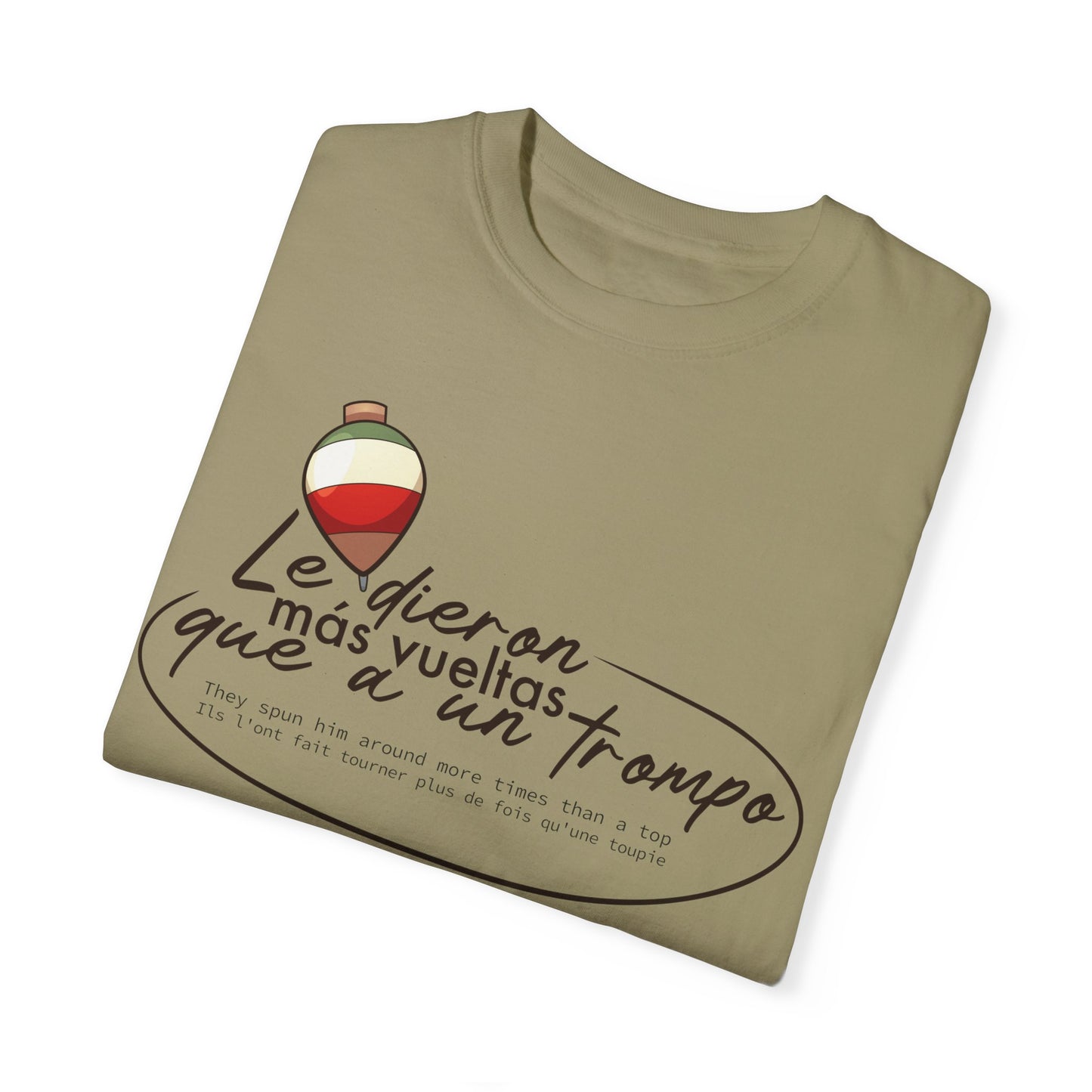 MÁS VUELTAS QUE A UN TROMPO - Camiseta Unisex Softstyle