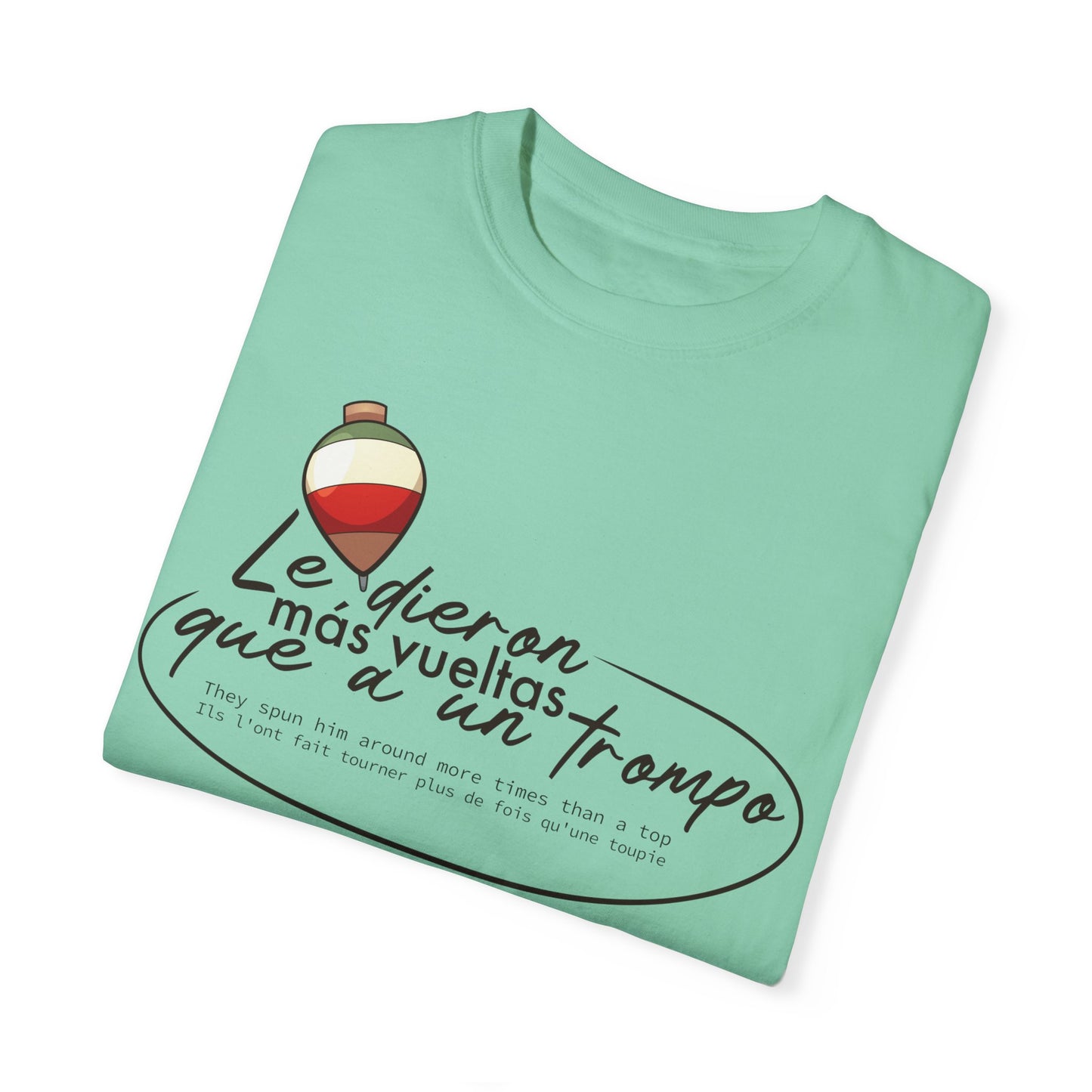 MÁS VUELTAS QUE A UN TROMPO - Camiseta Unisex Softstyle