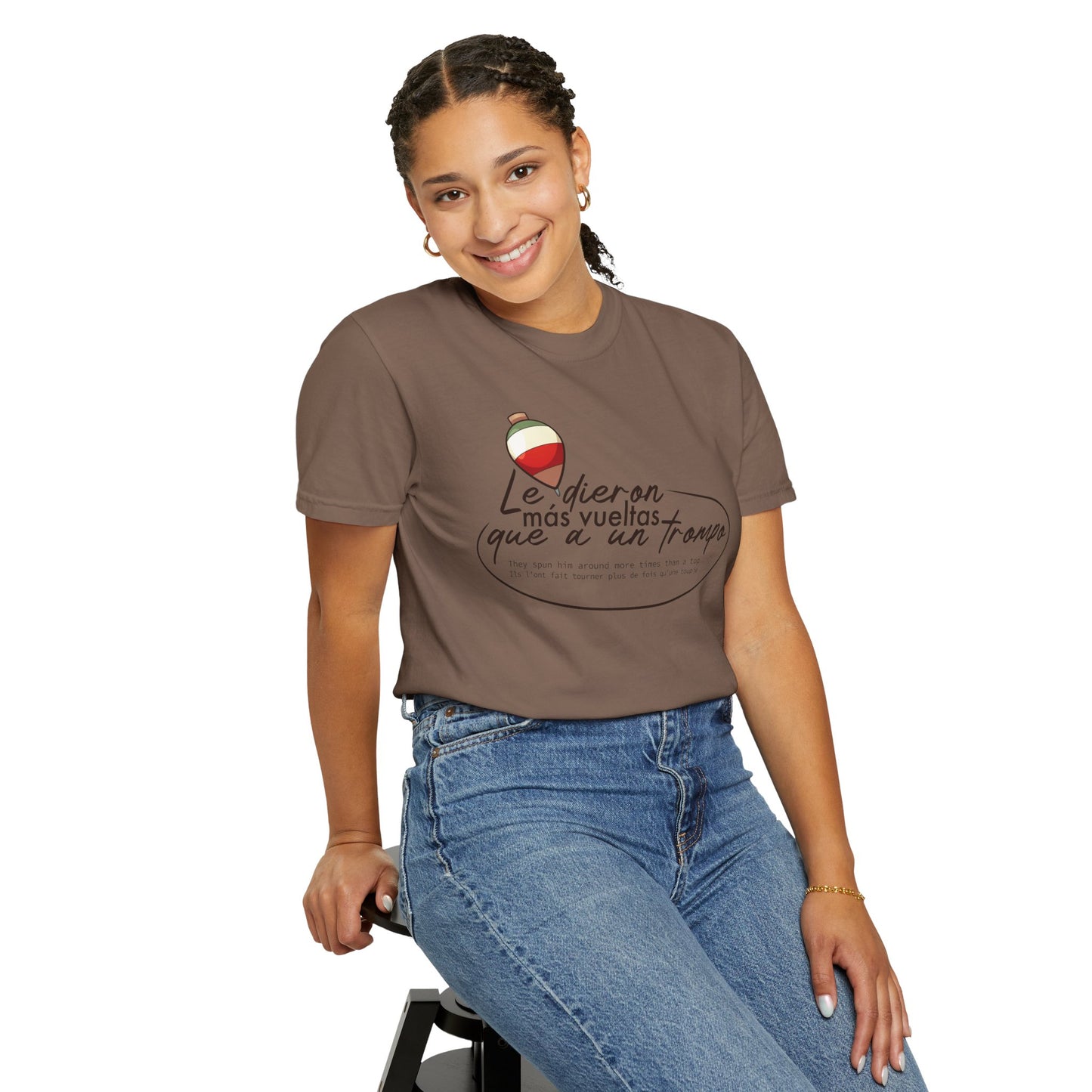 MÁS VUELTAS QUE A UN TROMPO - Camiseta Unisex Softstyle