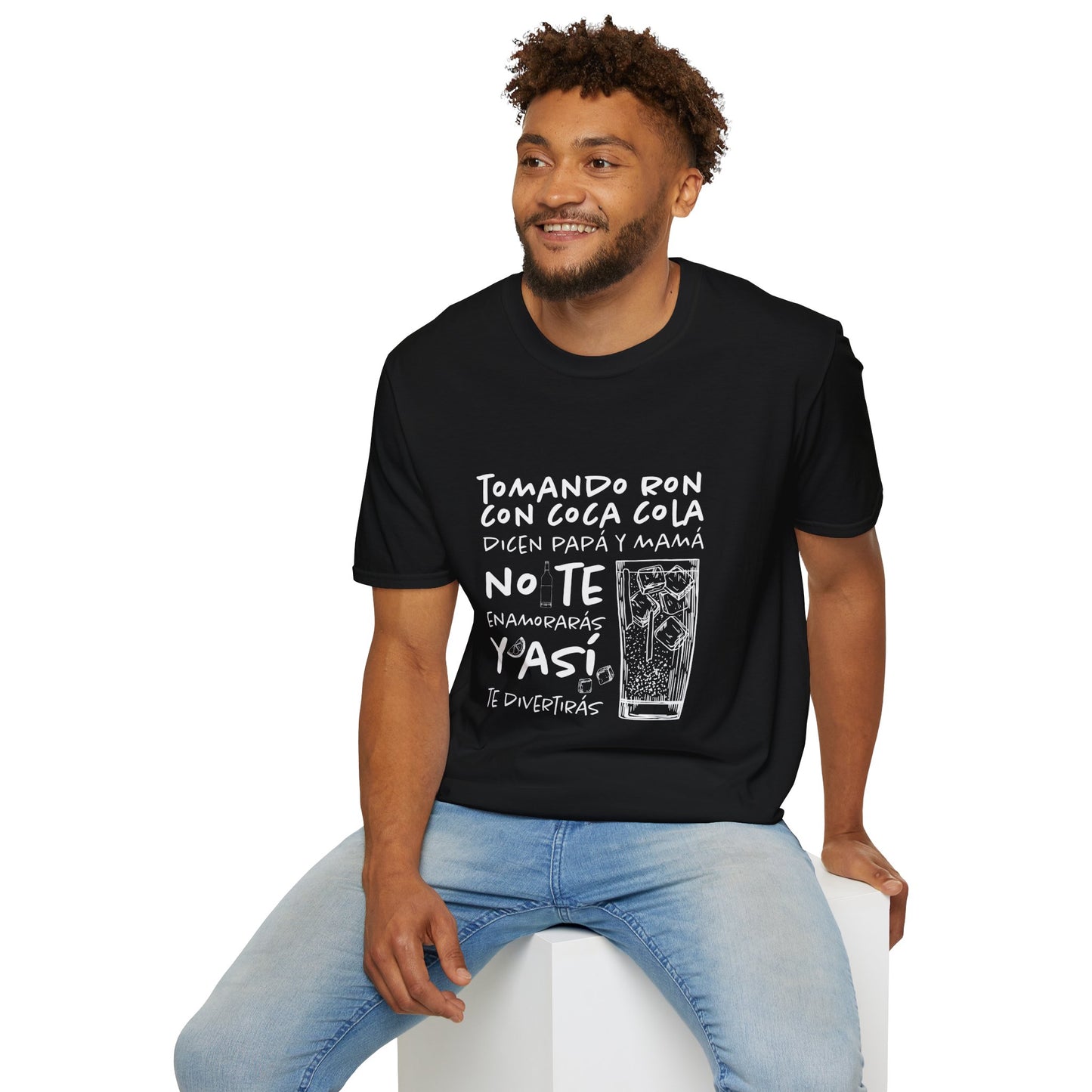 TOMANDO RON CON COCA COLA - Camiseta Unisex Softstyle