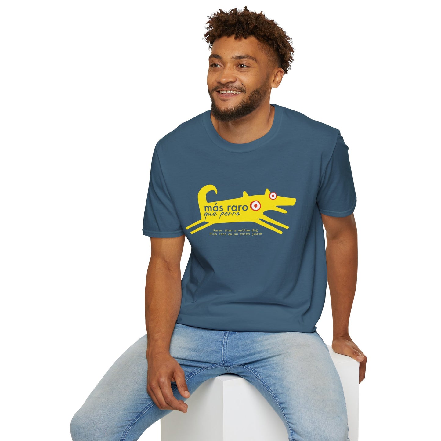 MÁS RARO QUE PERRO AMARILLO - Camiseta unisex Softstyle