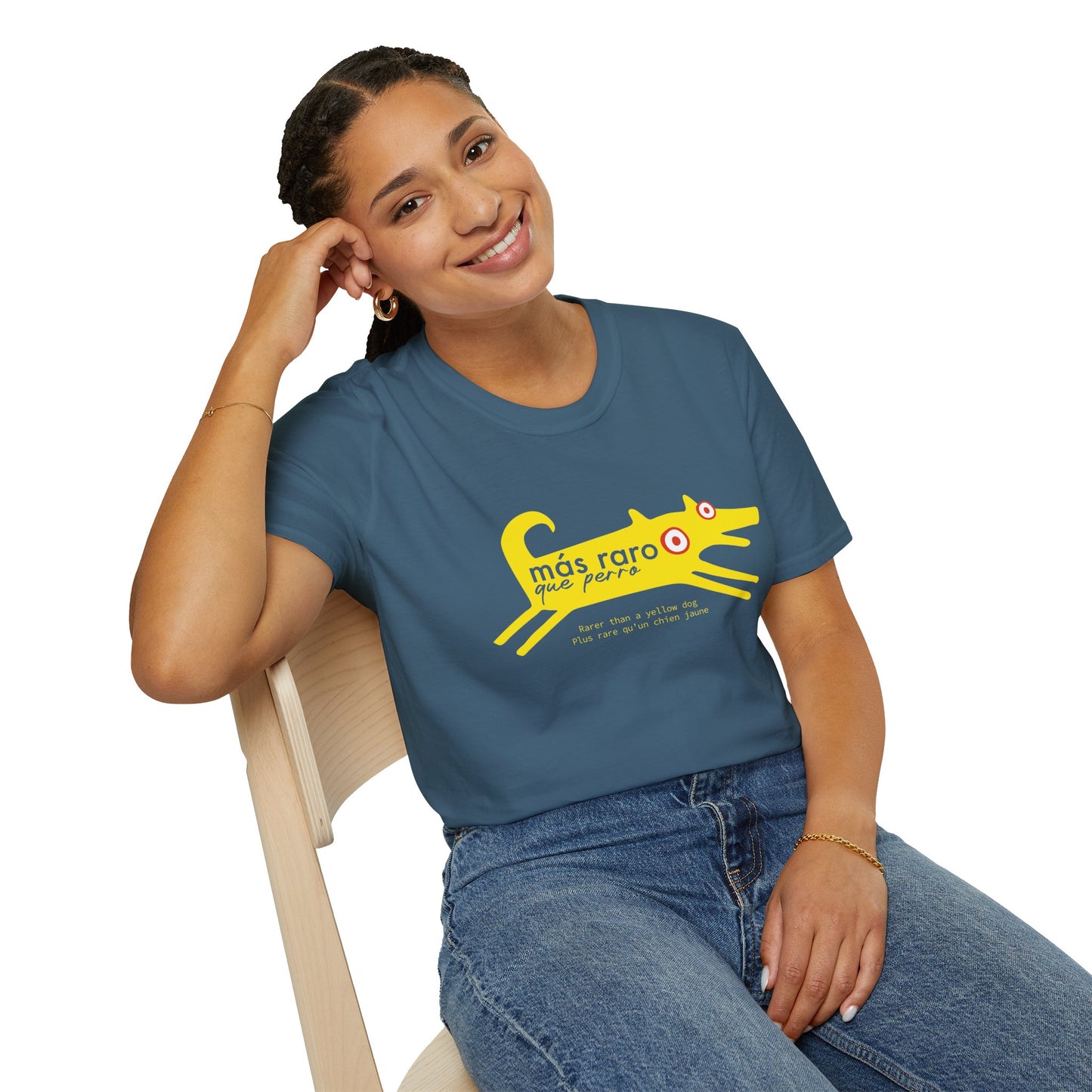 MÁS RARO QUE PERRO AMARILLO - Camiseta unisex Softstyle