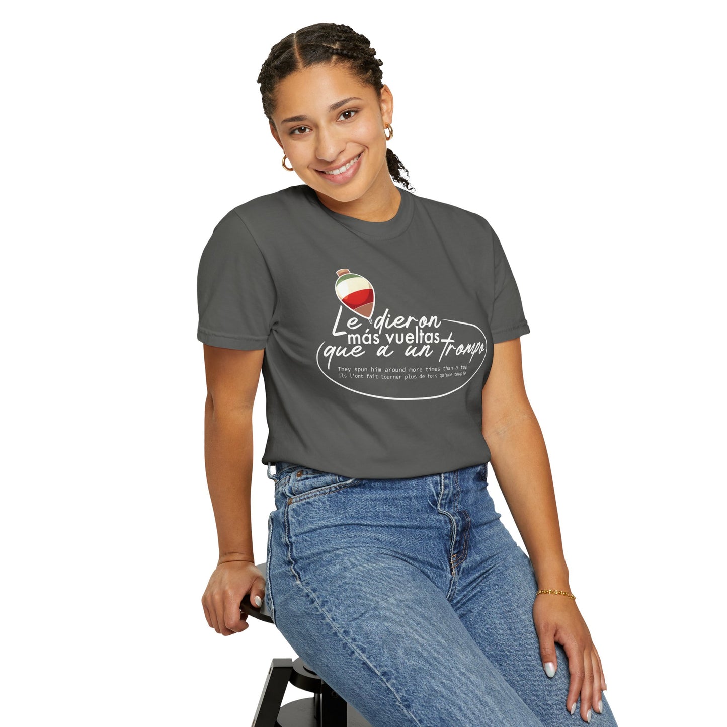 MÁS VUELTAS QUE A UN TROMPO - Camiseta Unisex Softstyle