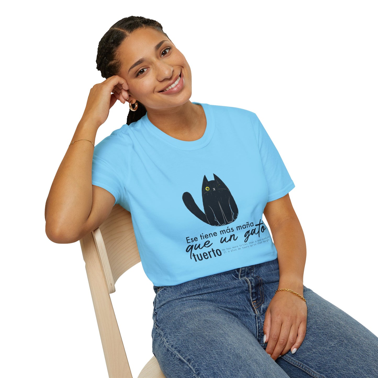 TIENE MÁS MAÑA QUE UN GATO TUERTO - Camiseta Unisex Softstyle