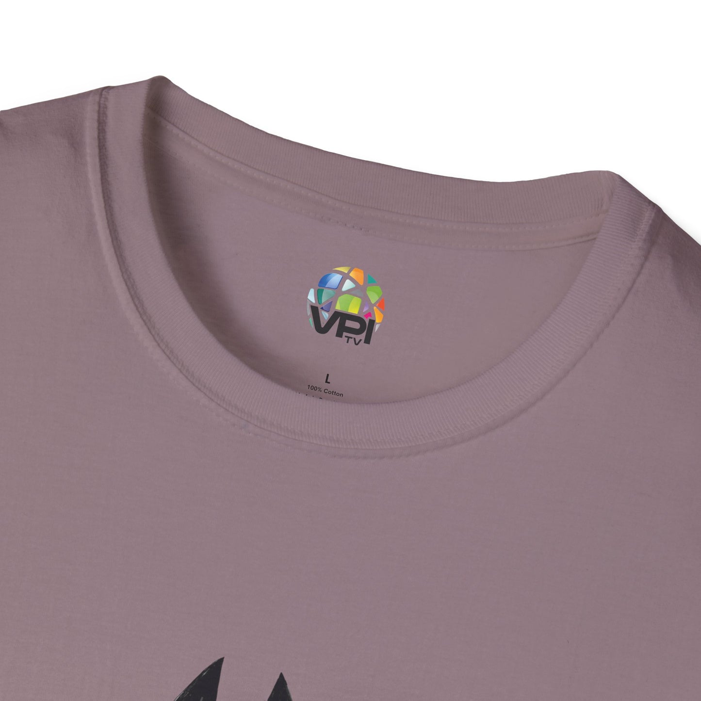 TIENE MÁS MAÑA QUE UN GATO TUERTO - Camiseta Unisex Softstyle