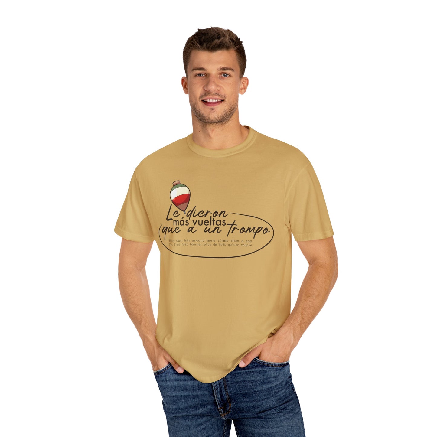MÁS VUELTAS QUE A UN TROMPO - Camiseta Unisex Softstyle