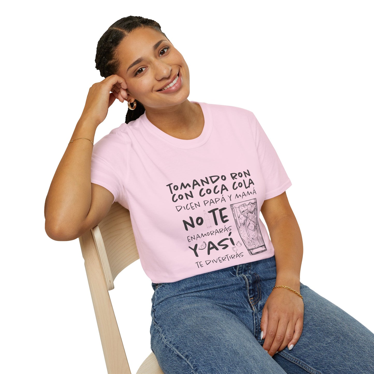 TOMANDO RON CON COCA COLA - Camiseta Unisex Softstyle