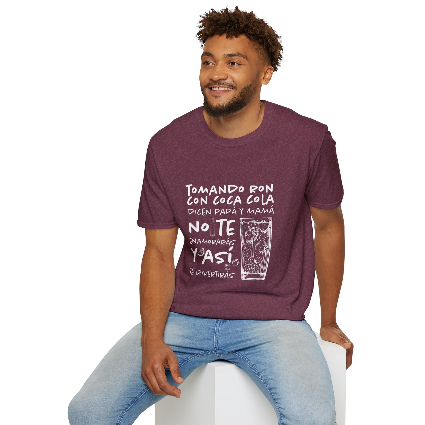 TOMANDO RON CON COCA COLA - Camiseta Unisex Softstyle