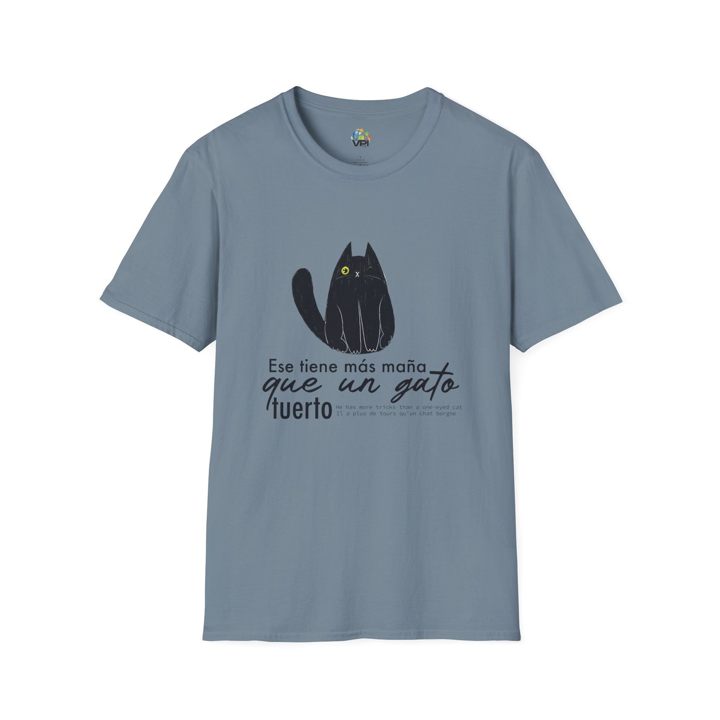 TIENE MÁS MAÑA QUE UN GATO TUERTO - Camiseta Unisex Softstyle