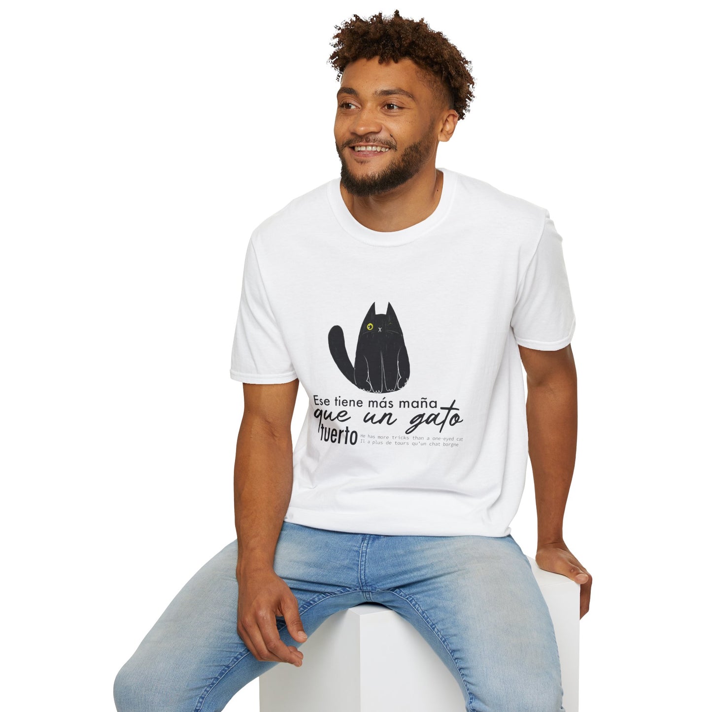 TIENE MÁS MAÑA QUE UN GATO TUERTO - Camiseta Unisex Softstyle