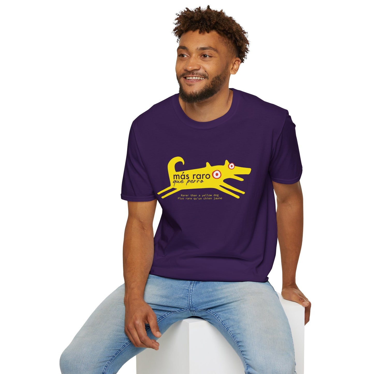 MÁS RARO QUE PERRO AMARILLO - Camiseta unisex Softstyle