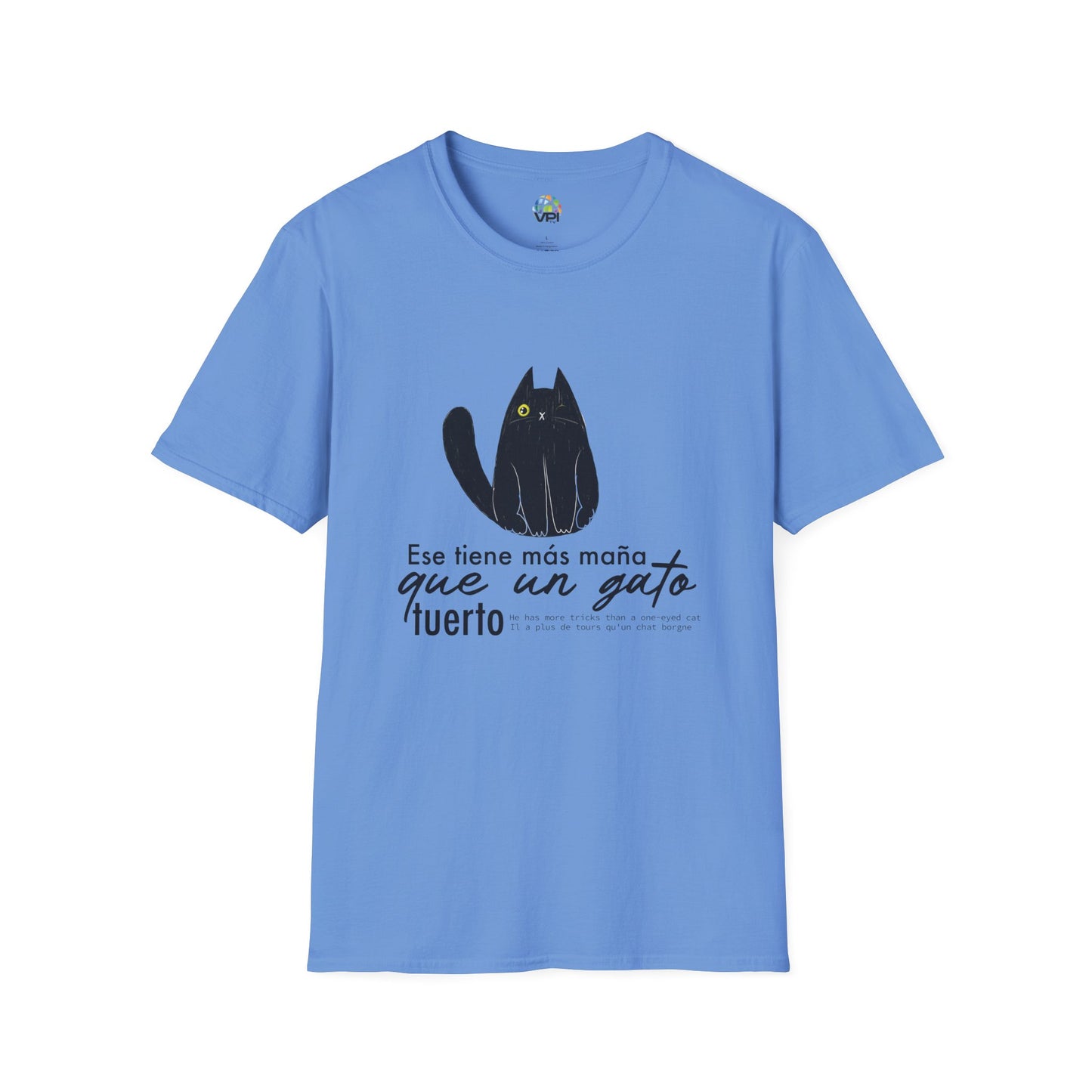 TIENE MÁS MAÑA QUE UN GATO TUERTO - Camiseta Unisex Softstyle