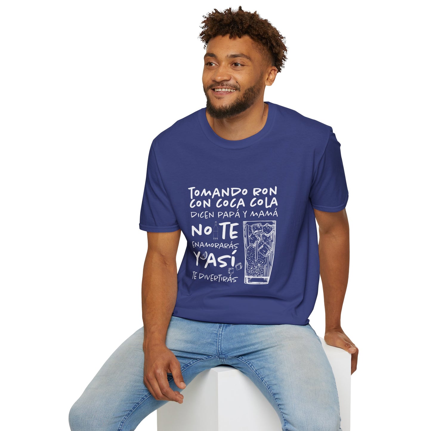 TOMANDO RON CON COCA COLA - Camiseta Unisex Softstyle