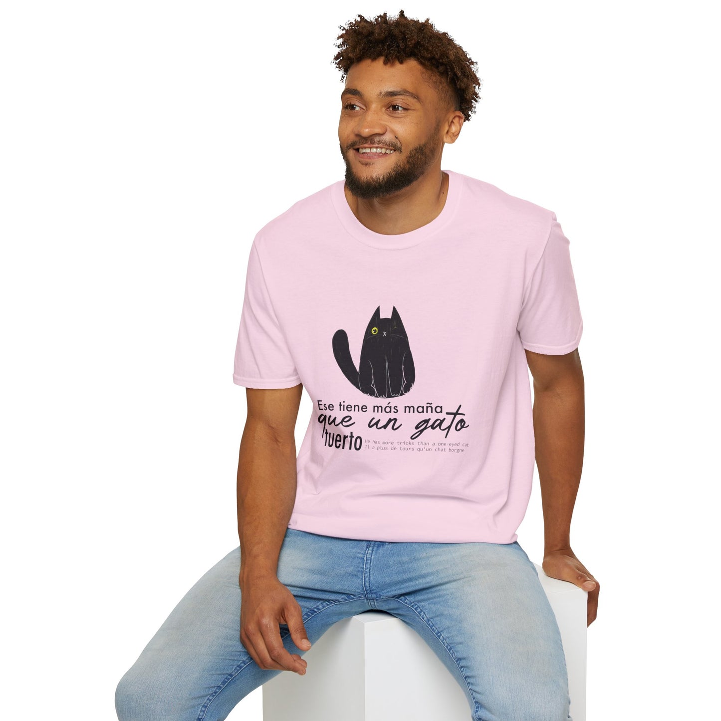 TIENE MÁS MAÑA QUE UN GATO TUERTO - Camiseta Unisex Softstyle