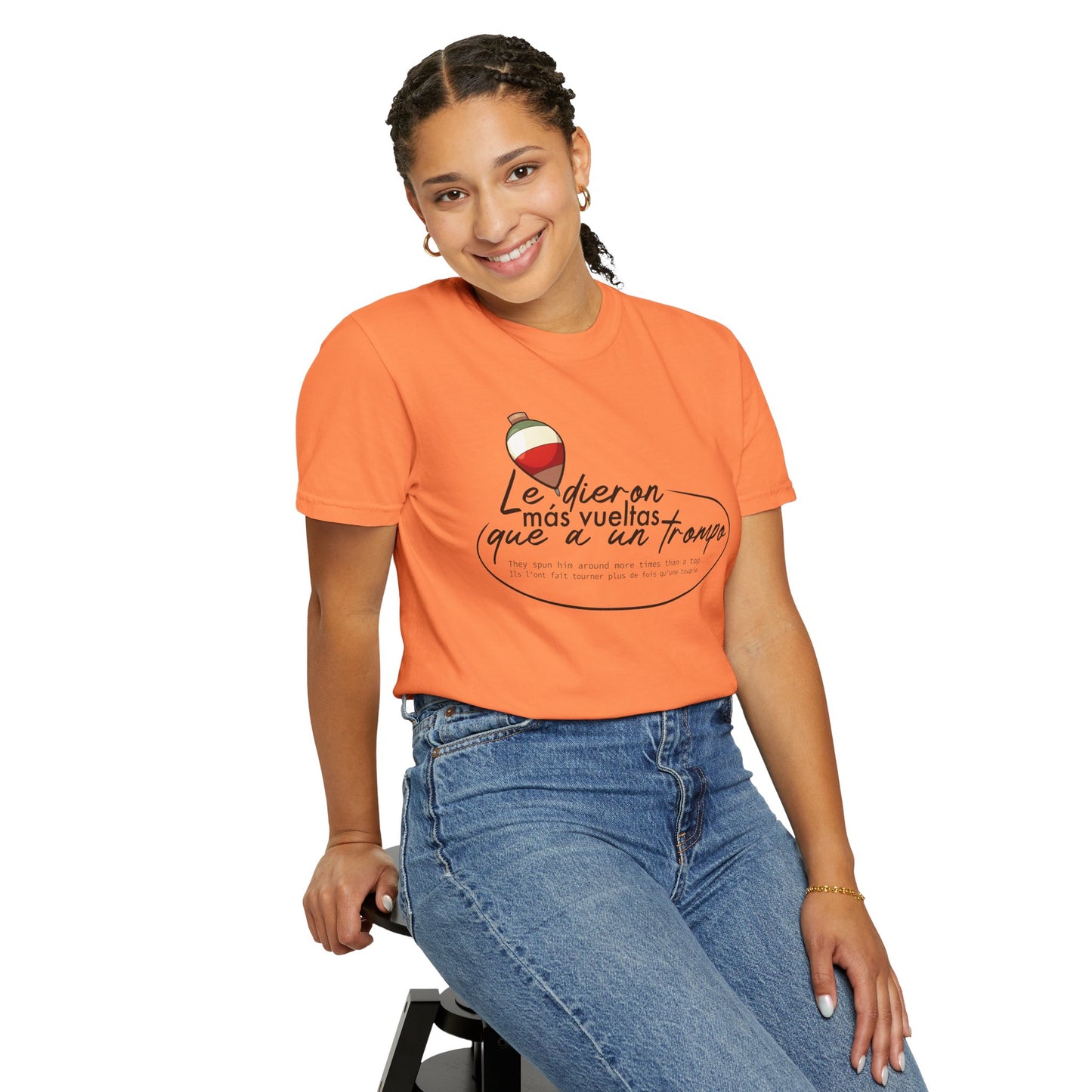 MÁS VUELTAS QUE A UN TROMPO - Camiseta Unisex Softstyle