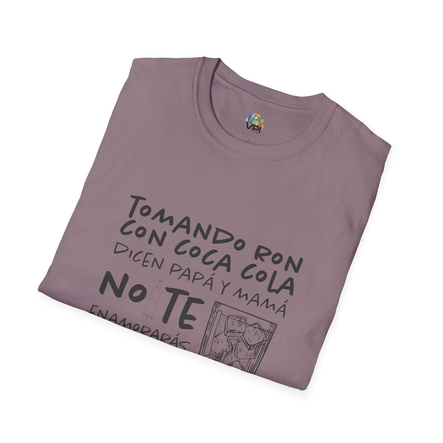 TOMANDO RON CON COCA COLA - Camiseta Unisex Softstyle