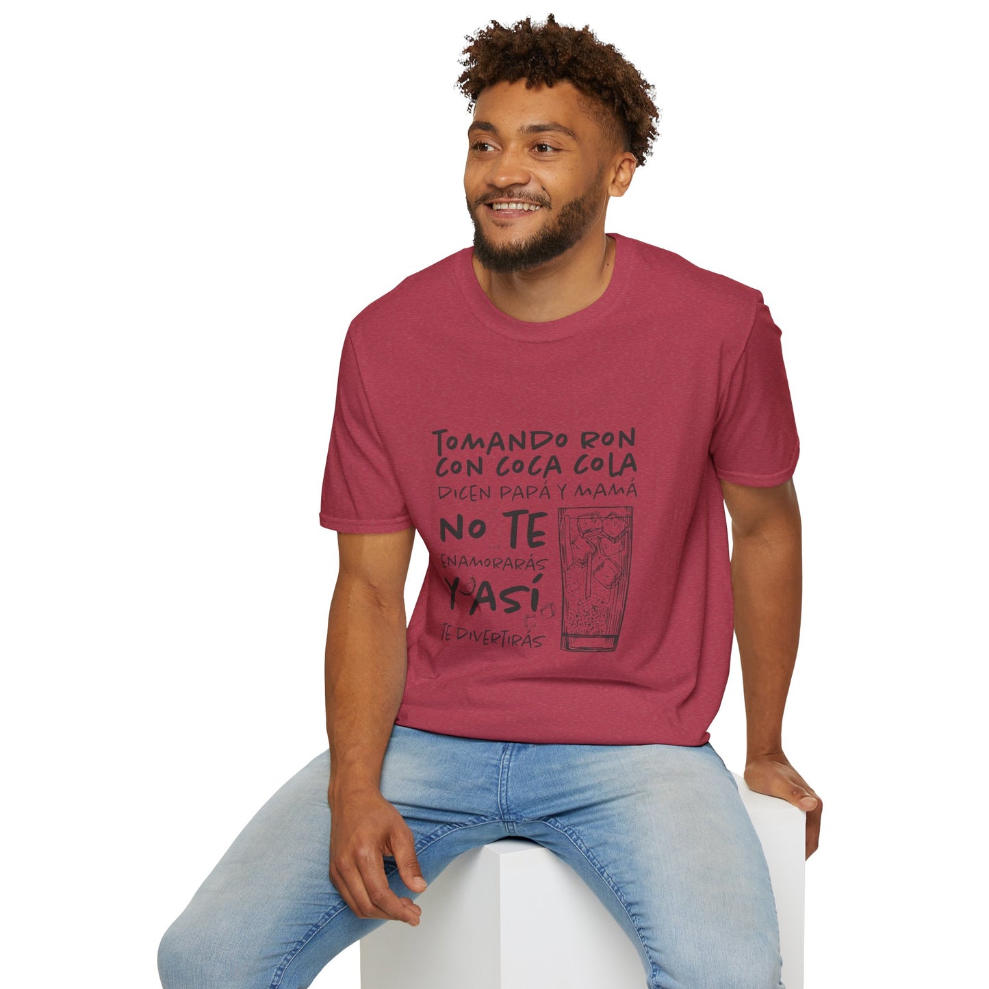 TOMANDO RON CON COCA COLA - Camiseta Unisex Softstyle