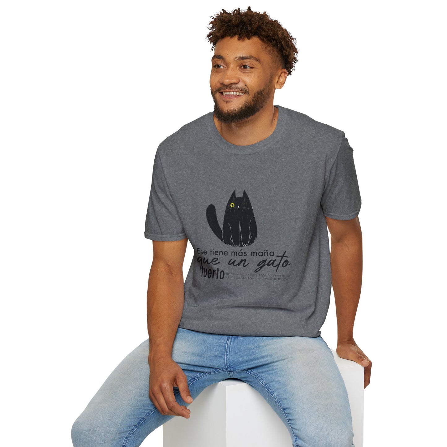 TIENE MÁS MAÑA QUE UN GATO TUERTO - Camiseta Unisex Softstyle