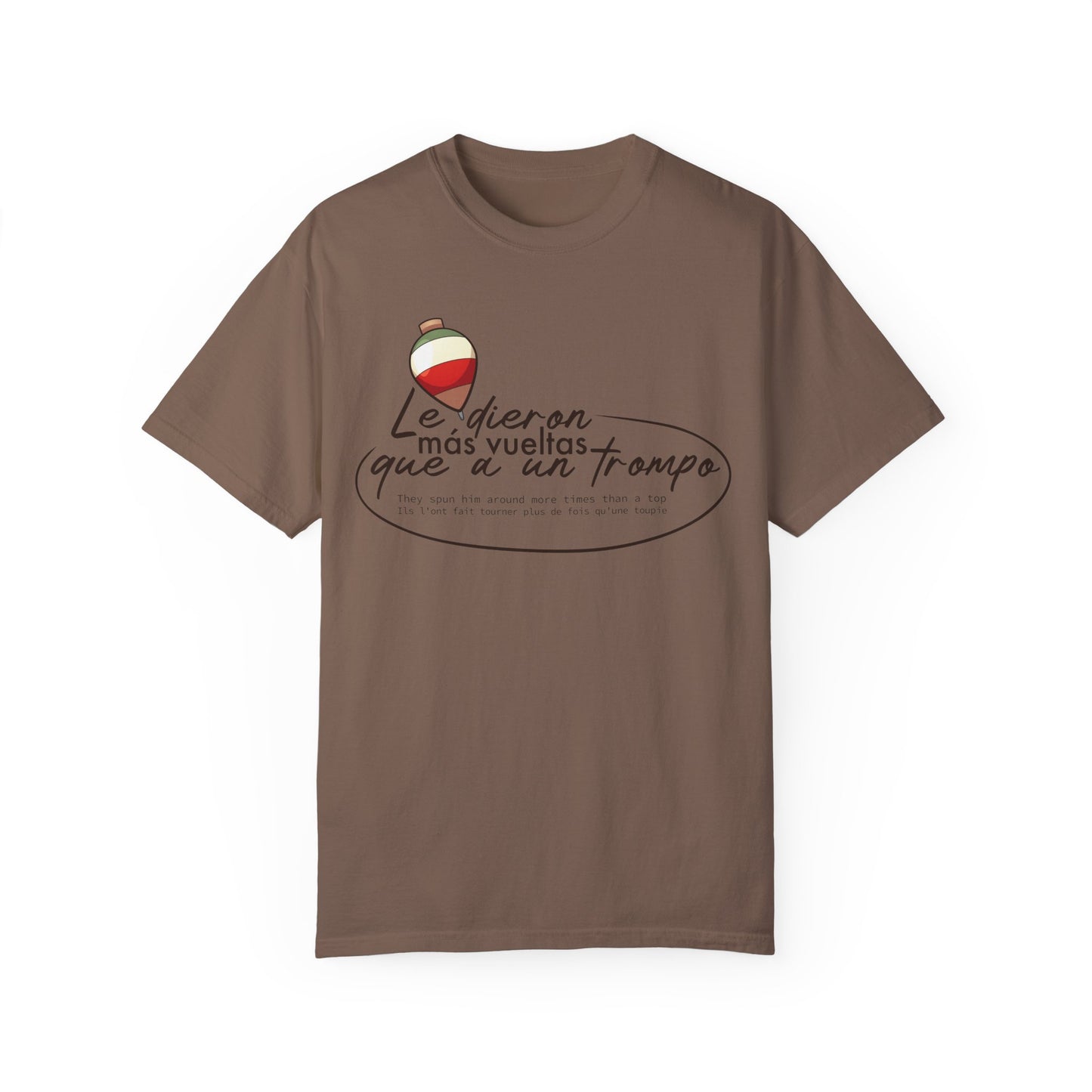 MÁS VUELTAS QUE A UN TROMPO - Camiseta Unisex Softstyle