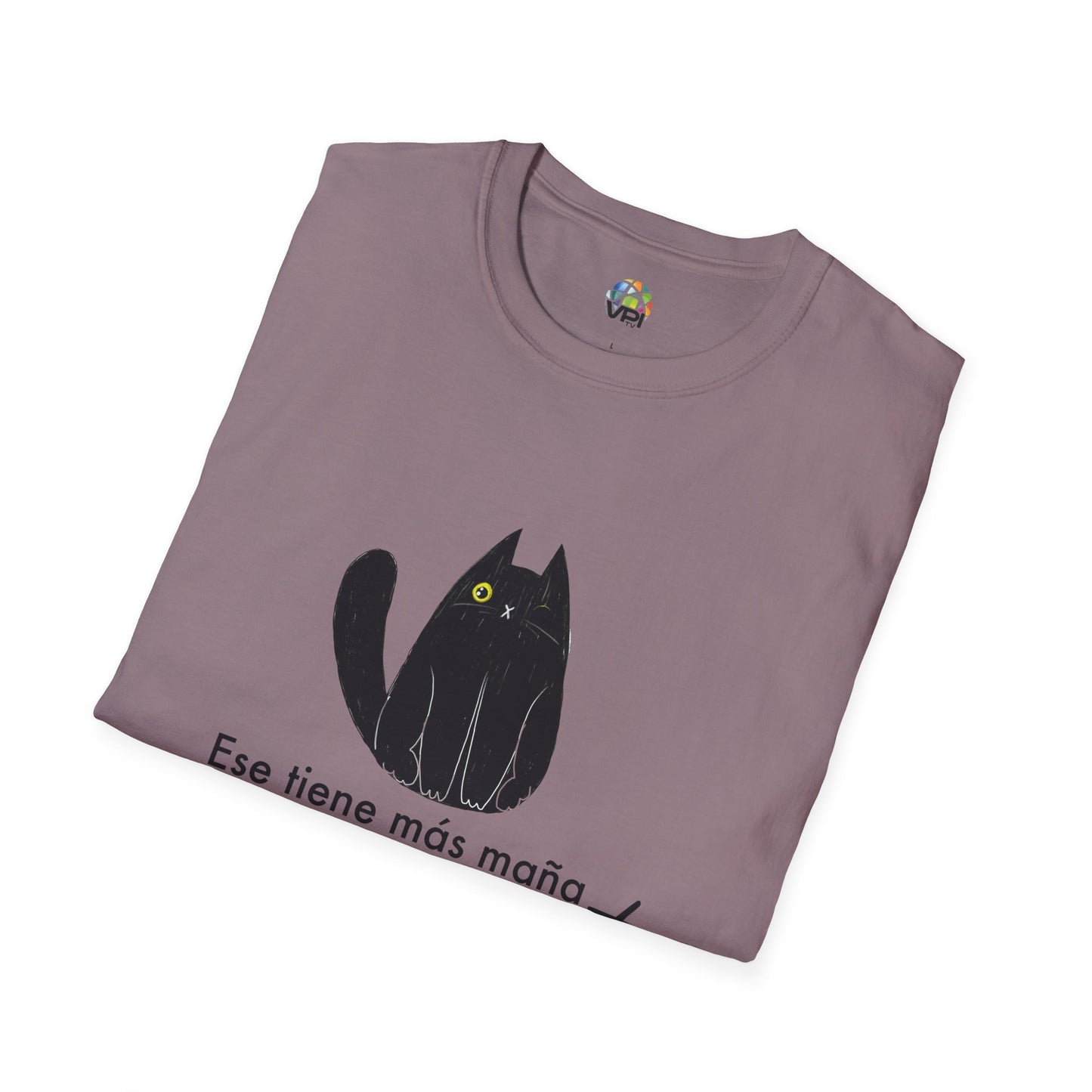 TIENE MÁS MAÑA QUE UN GATO TUERTO - Camiseta Unisex Softstyle