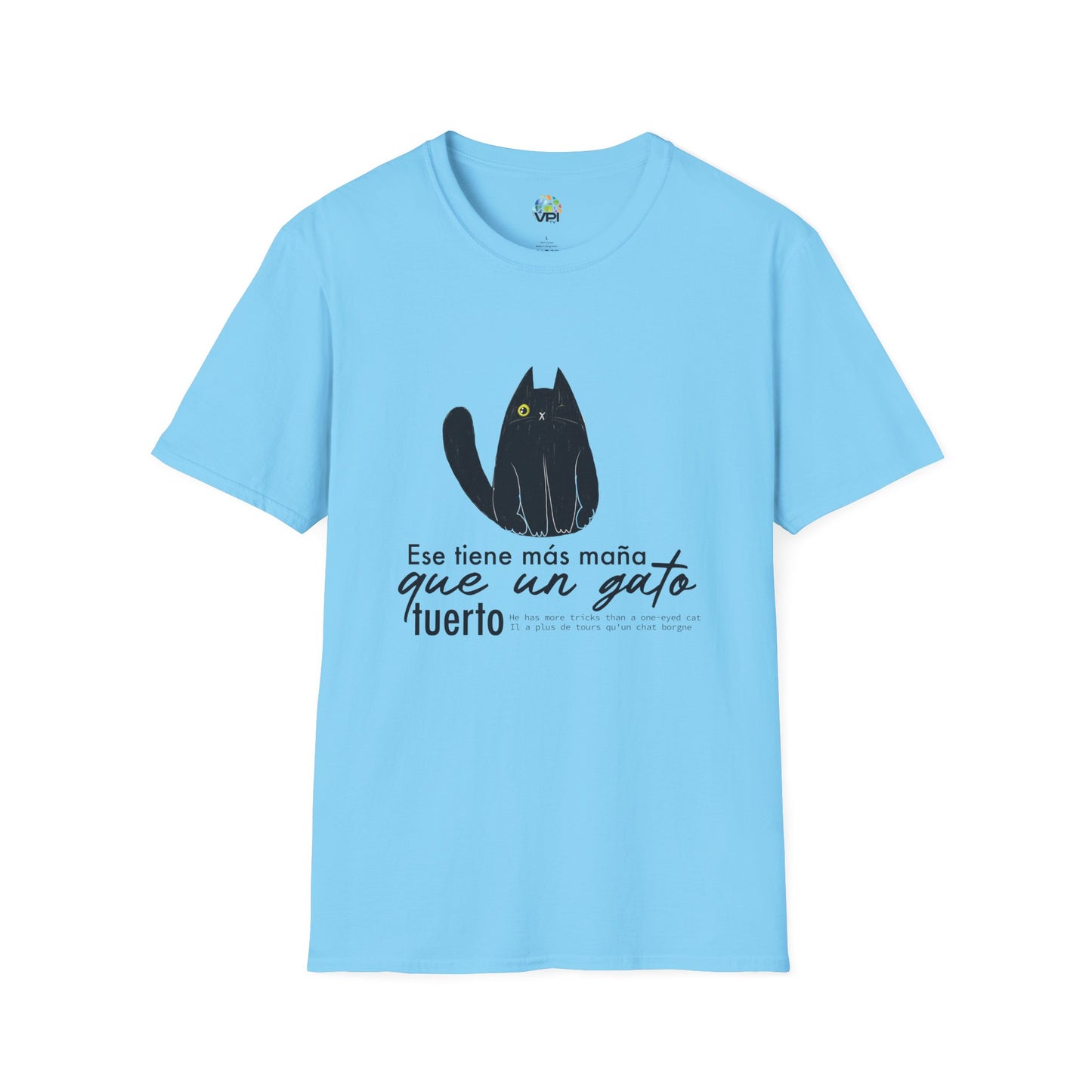 TIENE MÁS MAÑA QUE UN GATO TUERTO - Camiseta Unisex Softstyle