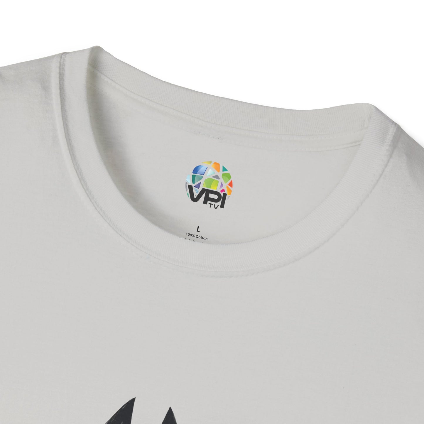 TIENE MÁS MAÑA QUE UN GATO TUERTO - Camiseta Unisex Softstyle