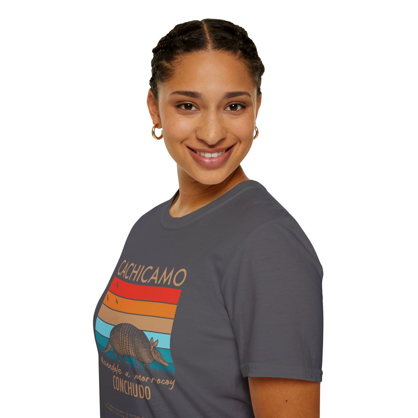 CACHICAMO DICIÉNDOLE A MORROCOY 🐢 CONCHUDO - Camiseta Vintage Unisex Softstyle