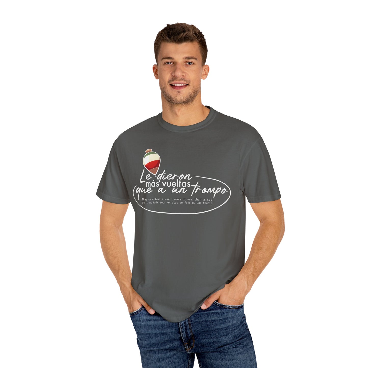 MÁS VUELTAS QUE A UN TROMPO - Camiseta Unisex Softstyle