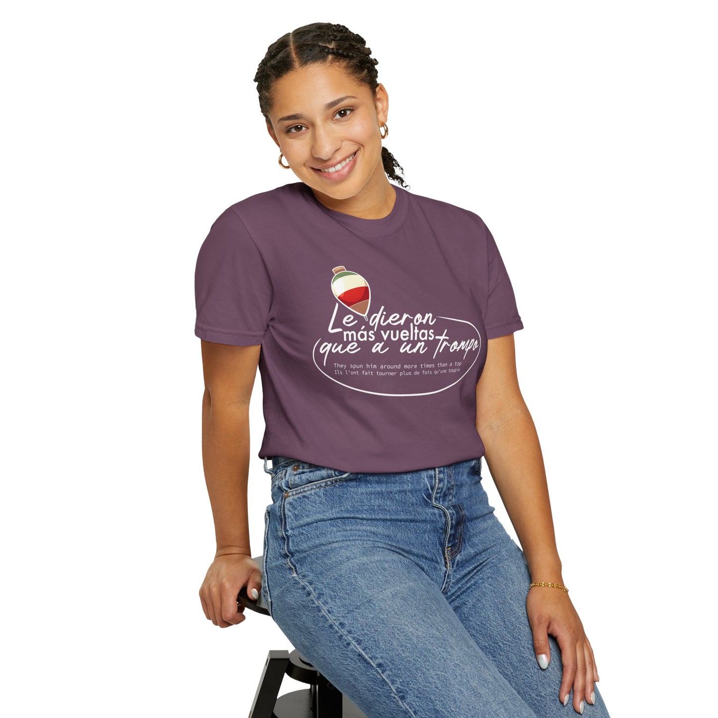 MÁS VUELTAS QUE A UN TROMPO - Camiseta Unisex Softstyle