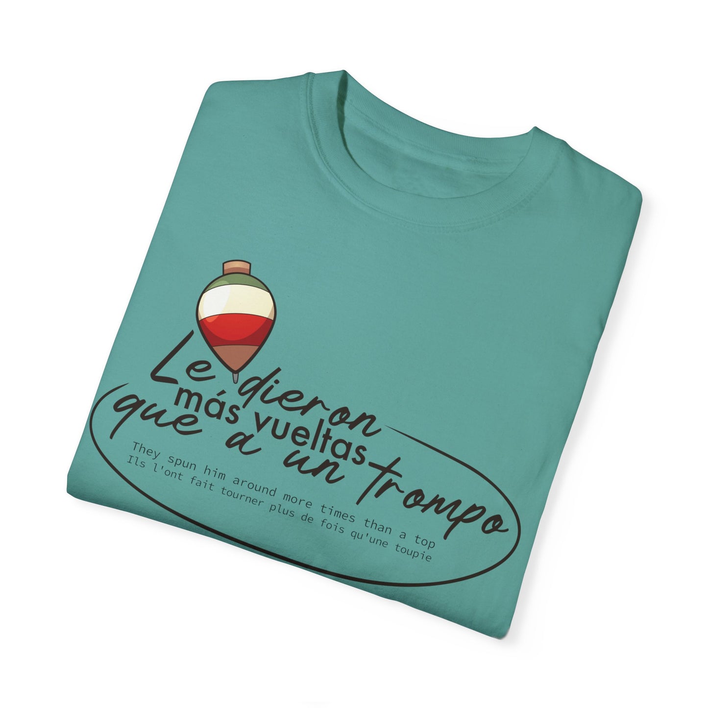 MÁS VUELTAS QUE A UN TROMPO - Camiseta Unisex Softstyle