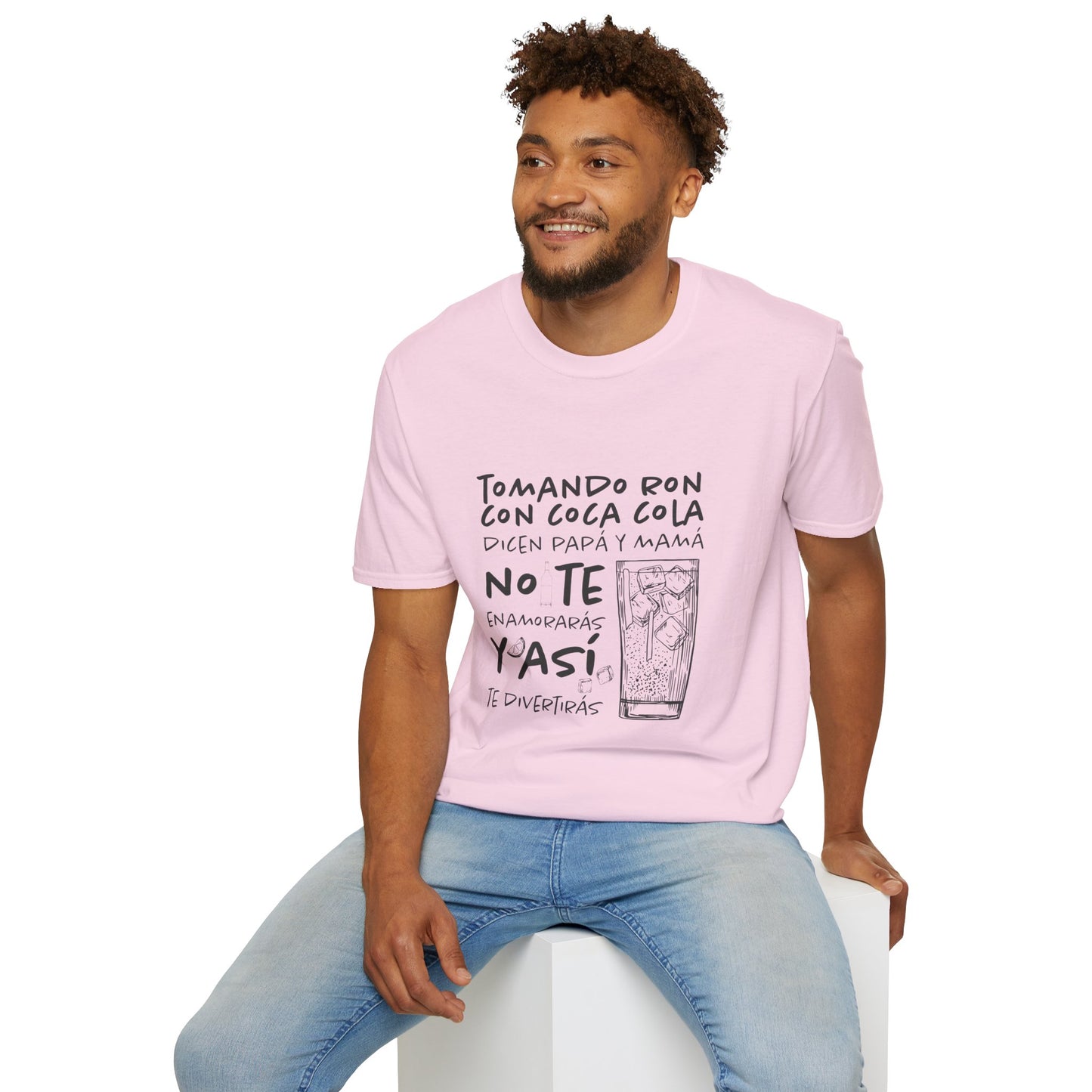 TOMANDO RON CON COCA COLA - Camiseta Unisex Softstyle