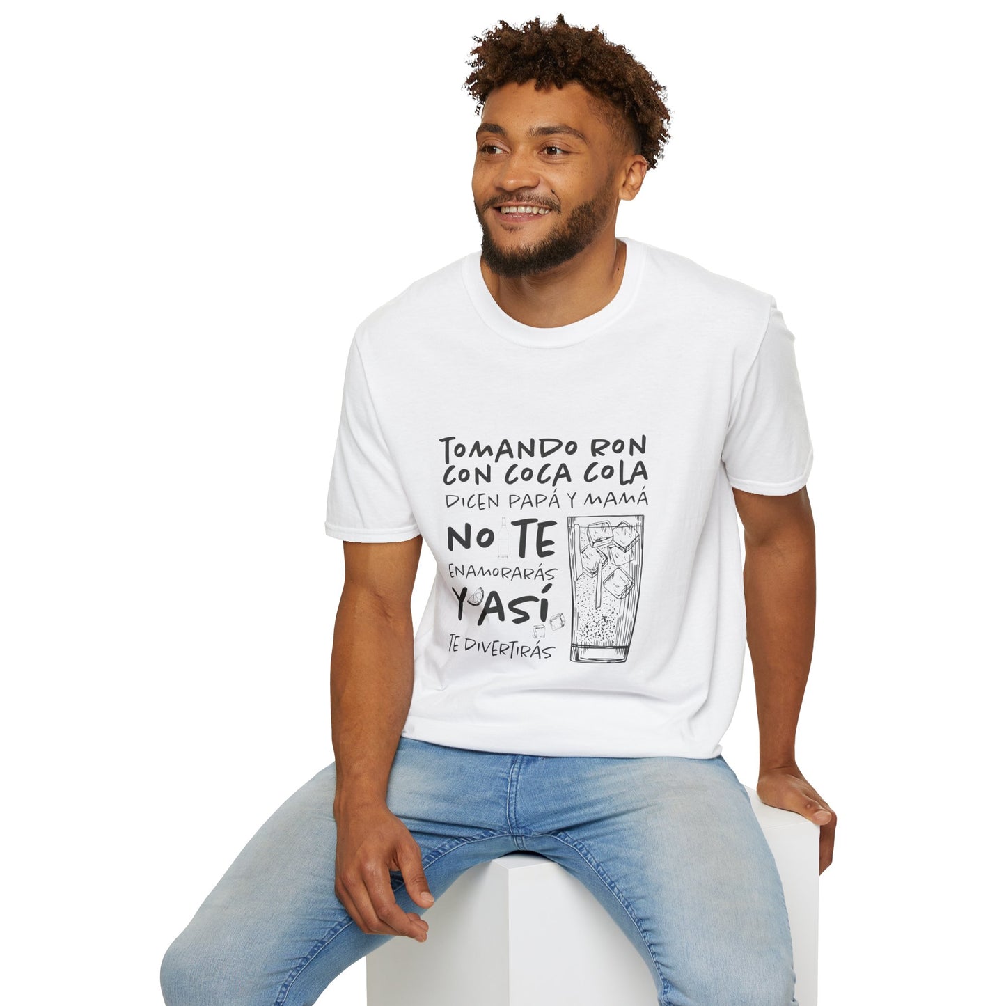 TOMANDO RON CON COCA COLA - Camiseta Unisex Softstyle