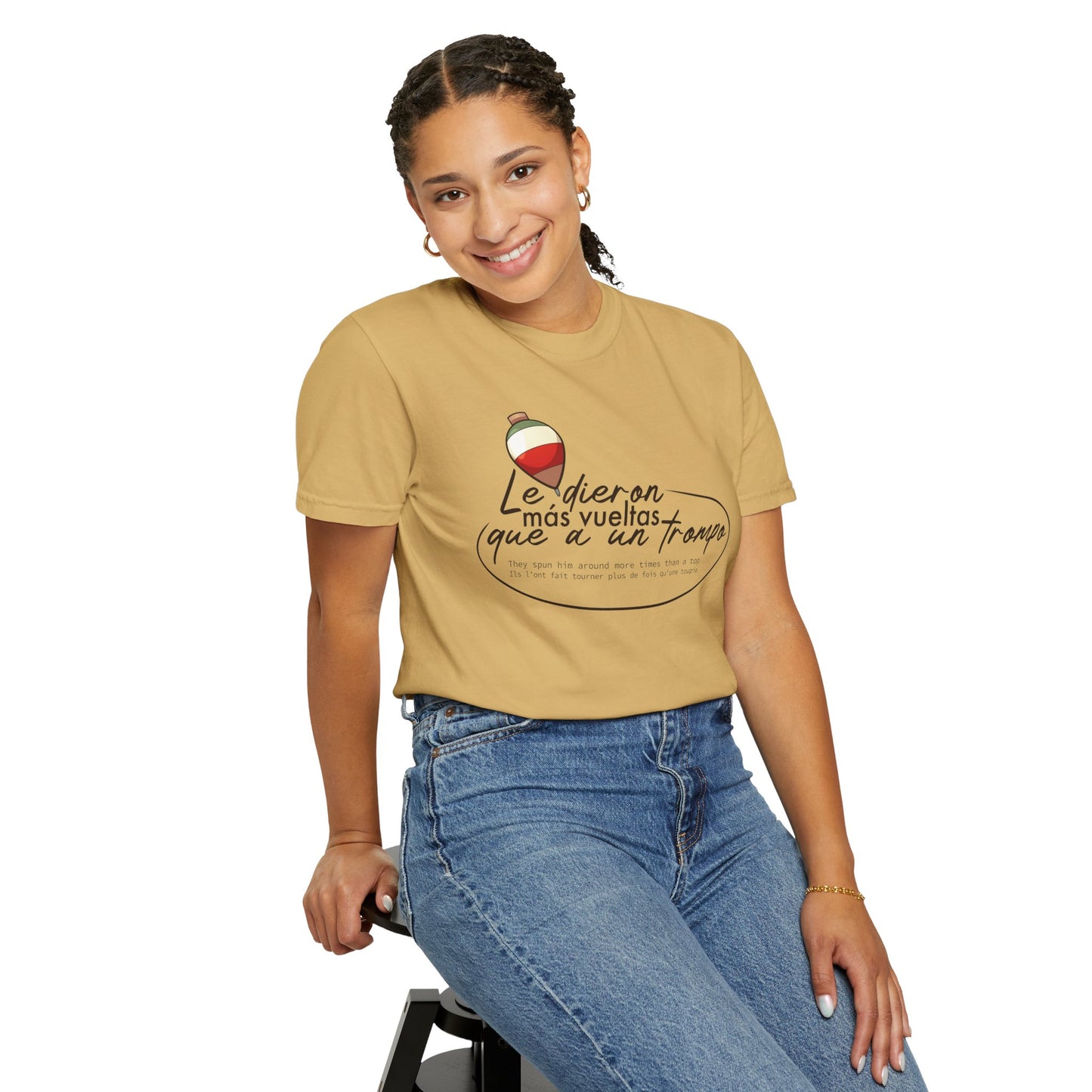 MÁS VUELTAS QUE A UN TROMPO - Camiseta Unisex Softstyle
