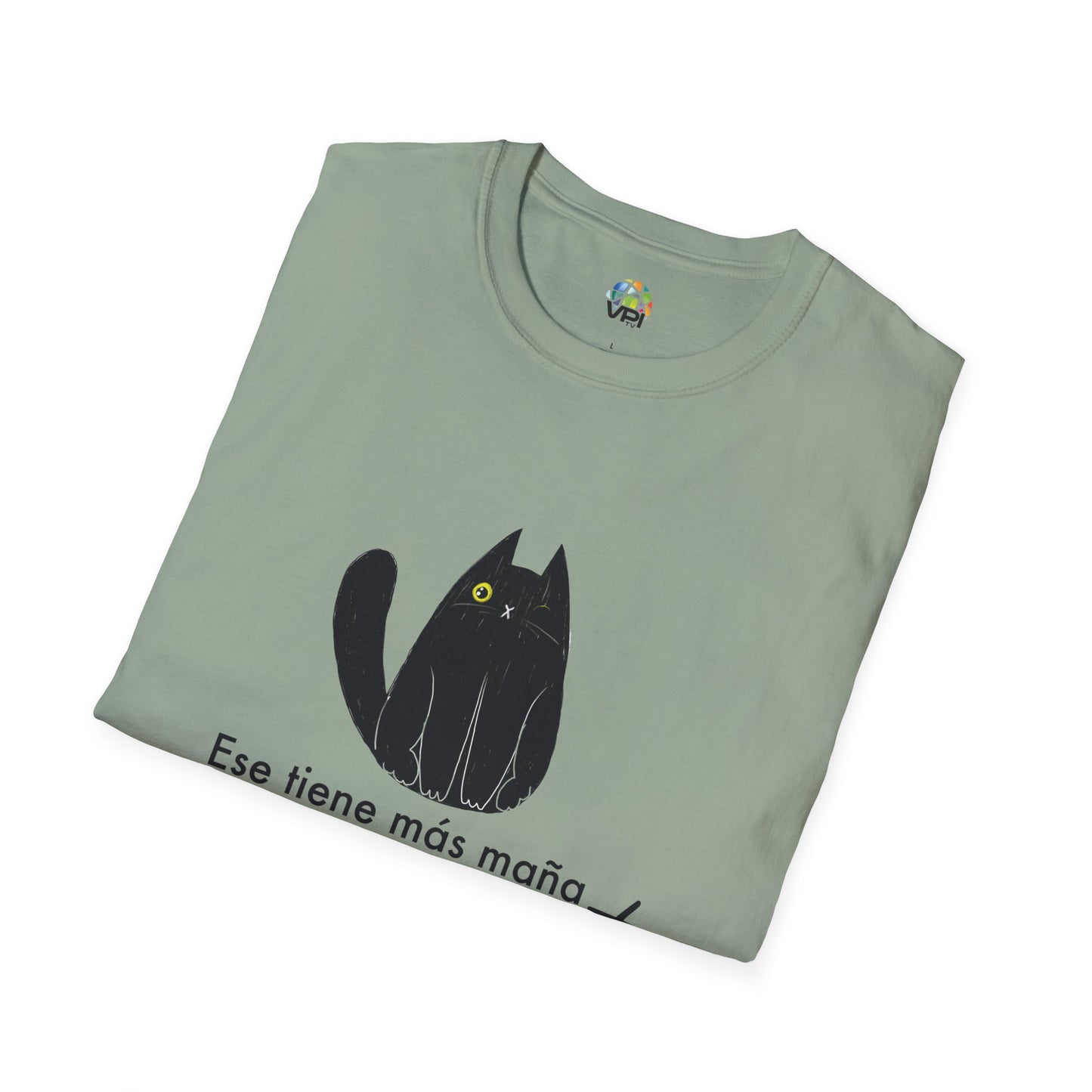 TIENE MÁS MAÑA QUE UN GATO TUERTO - Camiseta Unisex Softstyle
