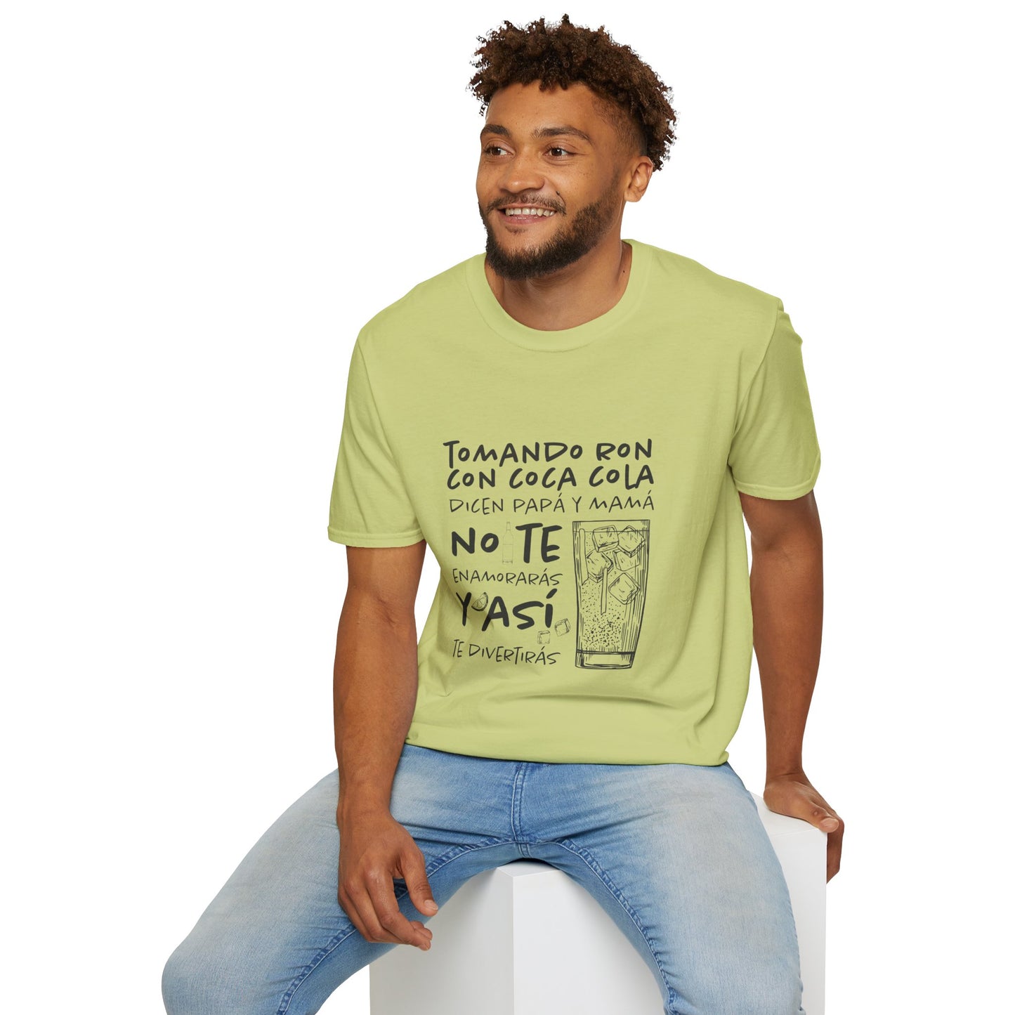 TOMANDO RON CON COCA COLA - Camiseta Unisex Softstyle
