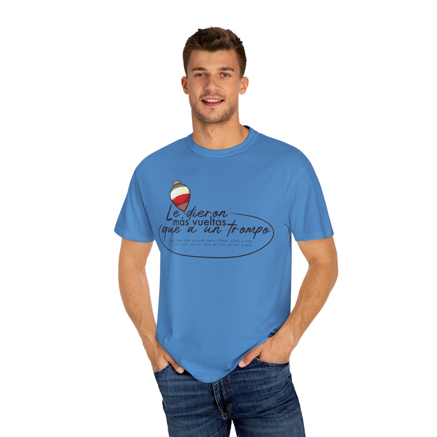 MÁS VUELTAS QUE A UN TROMPO - Camiseta Unisex Softstyle