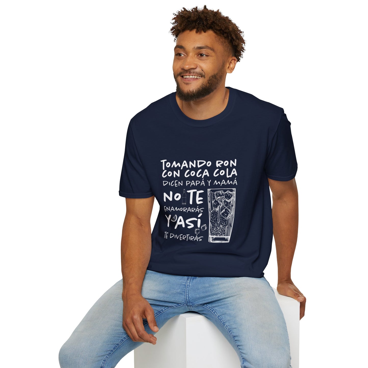 TOMANDO RON CON COCA COLA - Camiseta Unisex Softstyle