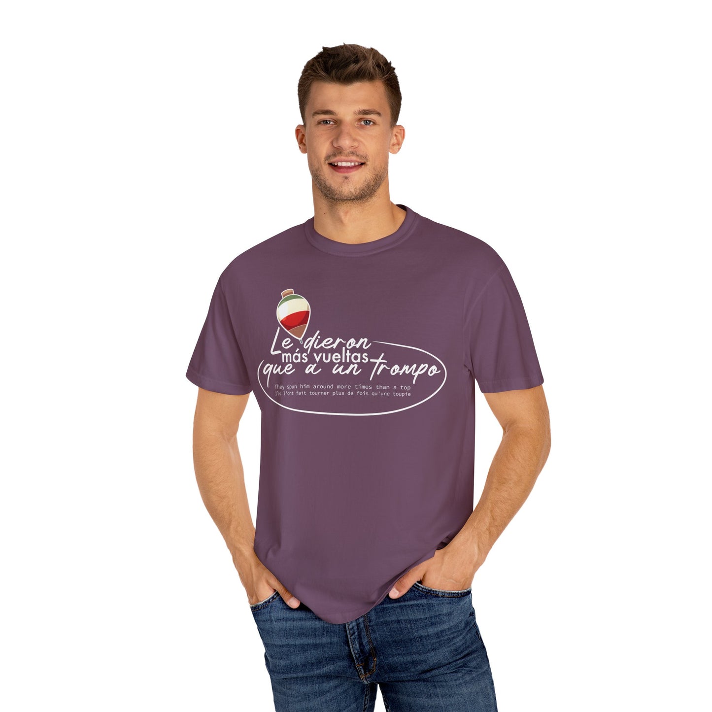 MÁS VUELTAS QUE A UN TROMPO - Camiseta Unisex Softstyle