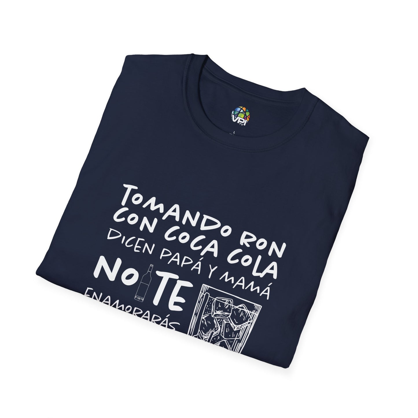 TOMANDO RON CON COCA COLA - Camiseta Unisex Softstyle