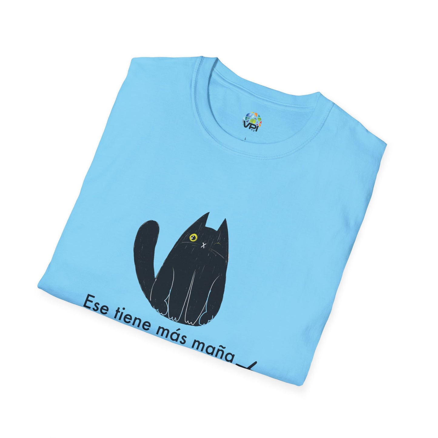 TIENE MÁS MAÑA QUE UN GATO TUERTO - Camiseta Unisex Softstyle