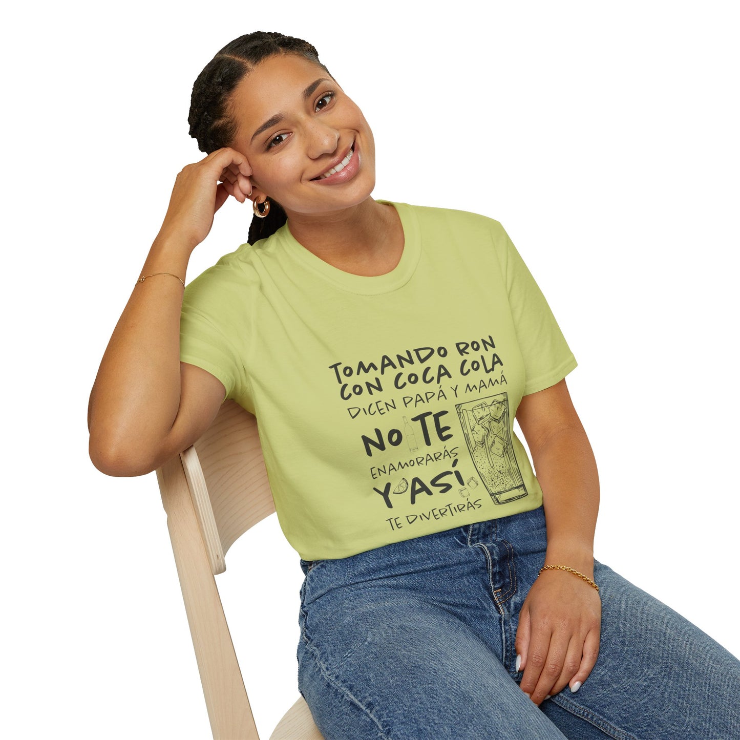 TOMANDO RON CON COCA COLA - Camiseta Unisex Softstyle