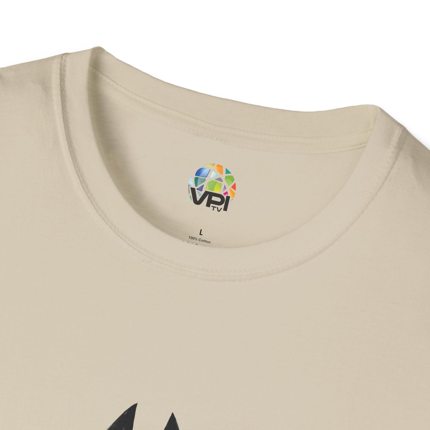 TIENE MÁS MAÑA QUE UN GATO TUERTO - Camiseta Unisex Softstyle