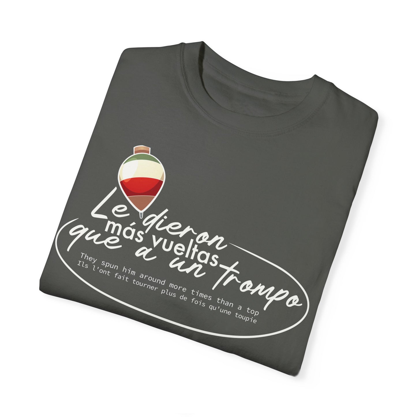 MÁS VUELTAS QUE A UN TROMPO - Camiseta Unisex Softstyle