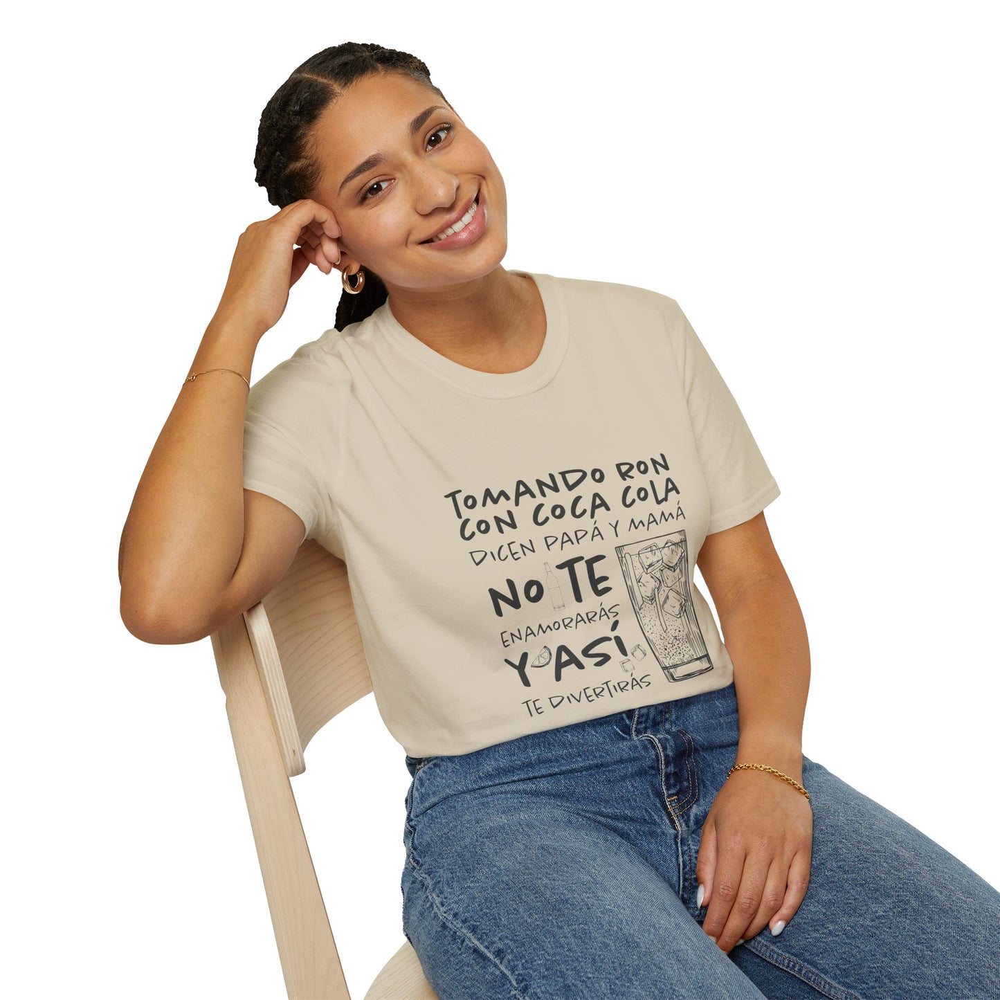 TOMANDO RON CON COCA COLA - Camiseta Unisex Softstyle
