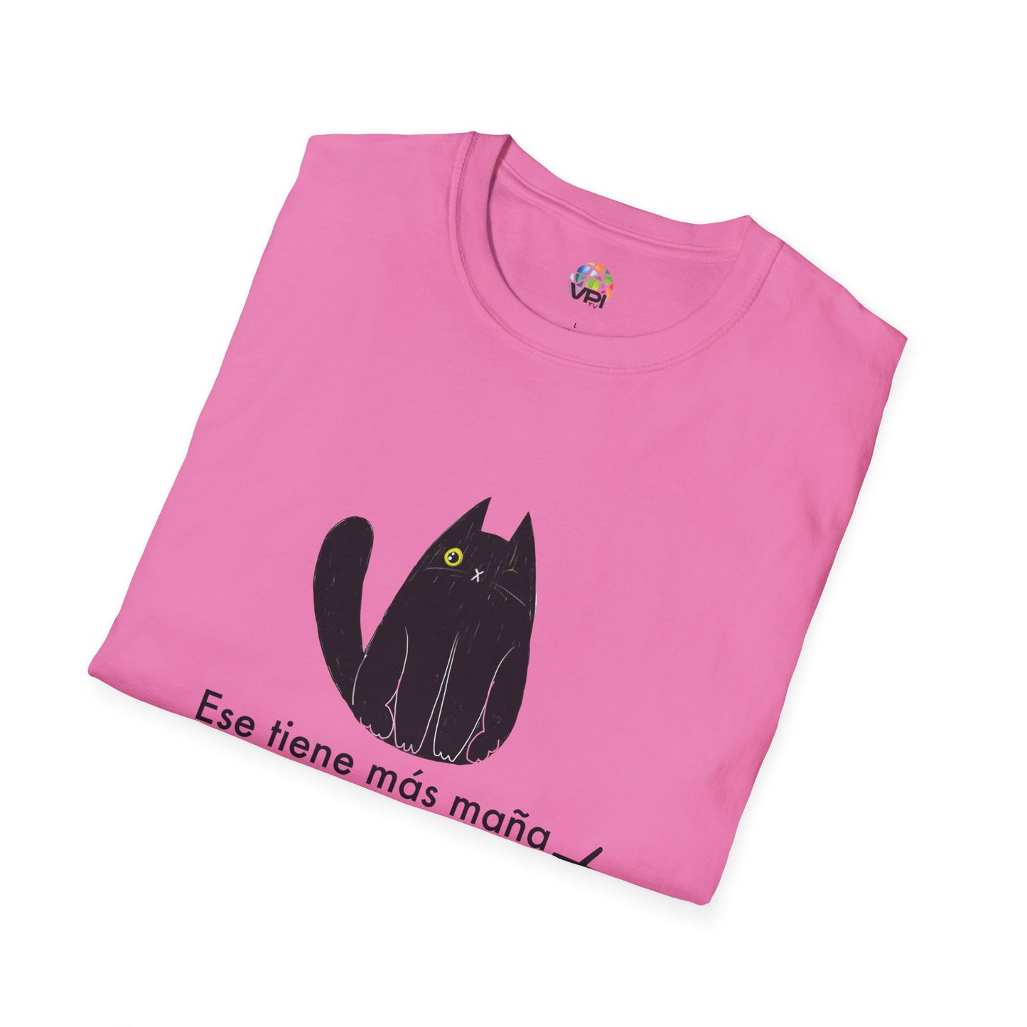 TIENE MÁS MAÑA QUE UN GATO TUERTO - Camiseta Unisex Softstyle
