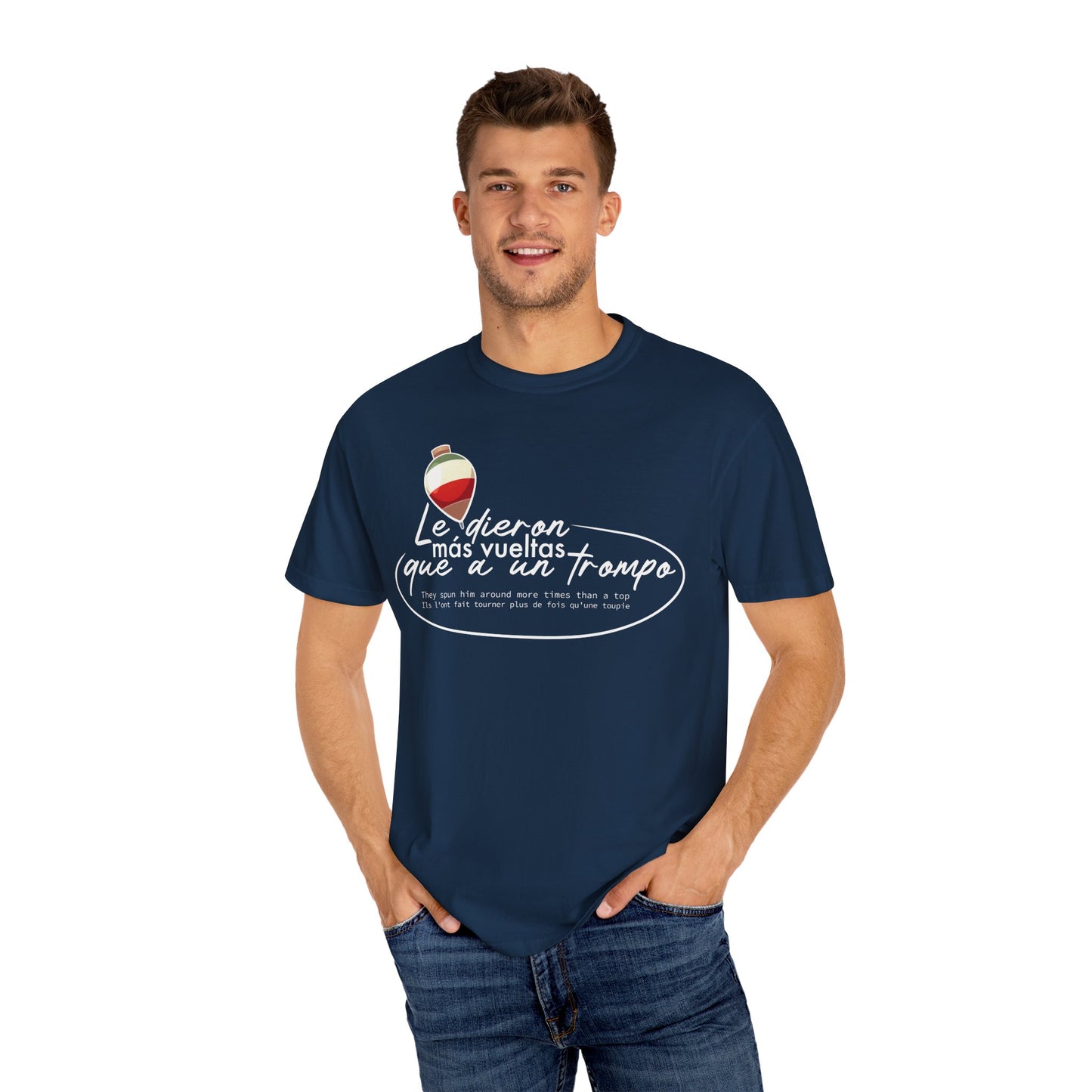 MÁS VUELTAS QUE A UN TROMPO - Camiseta Unisex Softstyle