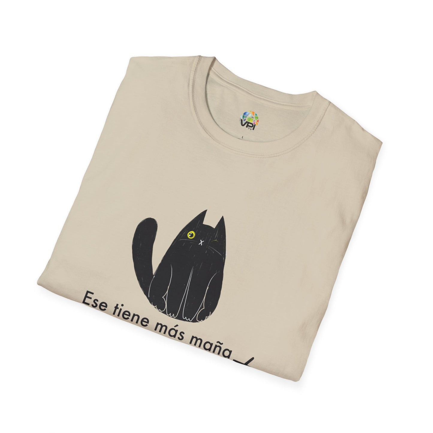 TIENE MÁS MAÑA QUE UN GATO TUERTO - Camiseta Unisex Softstyle